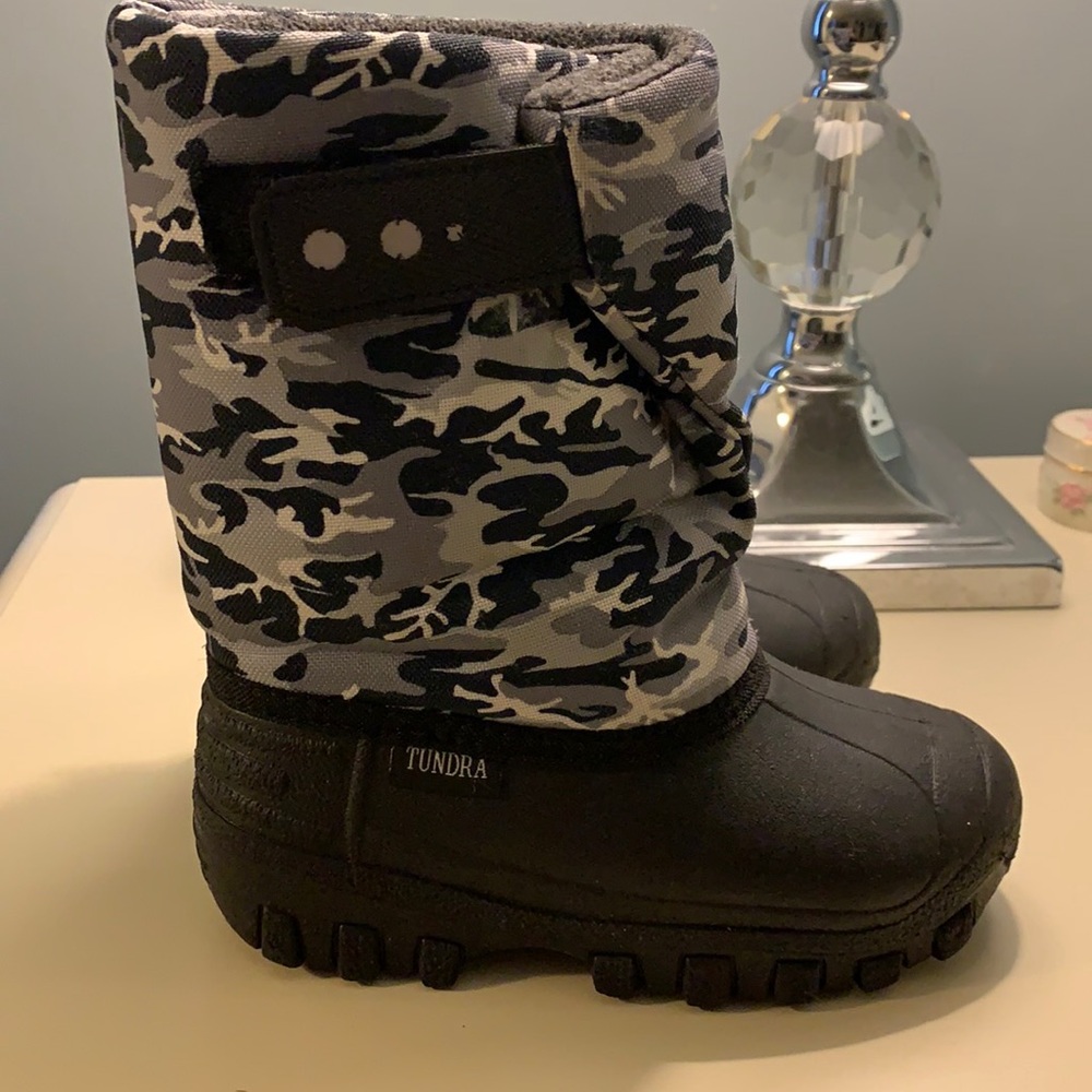 Tundra Camouflage Snow Boots! Excellent Condition.